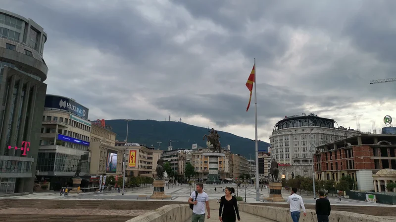 Fotografija: Nešteto kipov, s katerimi dokazuje Severna Makedonija svojo veličino skozi zgodovino, daje od leta 2014 pečat središču Skopja. Takratni vladi so očitali, da je prenovo glavnega mesta izkoristila za pranje denarja. FOTO: Milena Zupanič