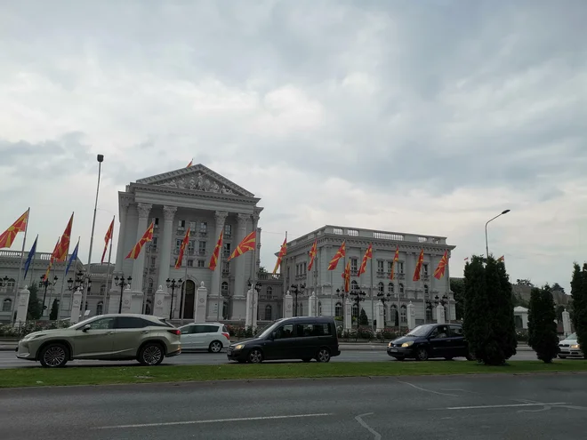 Na največji aveniji v središču Skopja, ki ima 700 tisoč prebivalcev, tudi okoli vlade (na fotografiji), so demonstranti ta teden za en popoldan zaprli promet. FOTO: Milena Zupanič