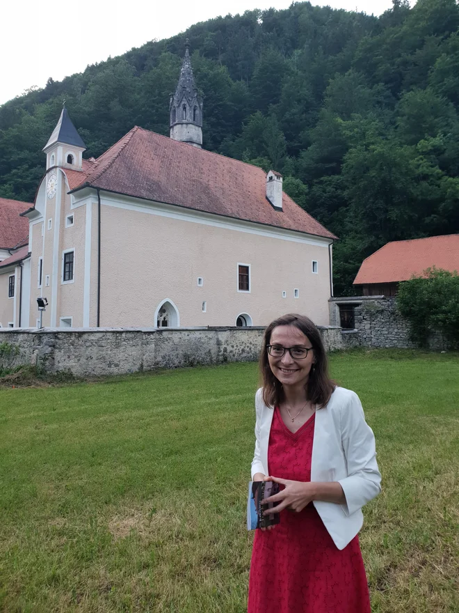 Mija Oter Gorenčič dokazuje, da je bila Veronika Deseniška pokopana v pokopališki kapeli znotraj velikega križnega hodnika. FOTO: Špela Kuralt/Delo