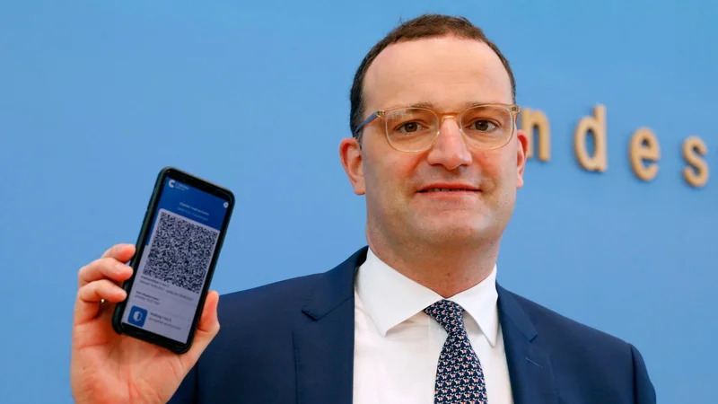 Minister za zdravje Jens Spahn je danes predstavil delovanje elektronske aplikacije za dokazovanje cepljenosti, ki bo olajšala potovanja, nakupovanja in obiske restavracij ter dogodkov. Foto: Michele Tantussi/Afp