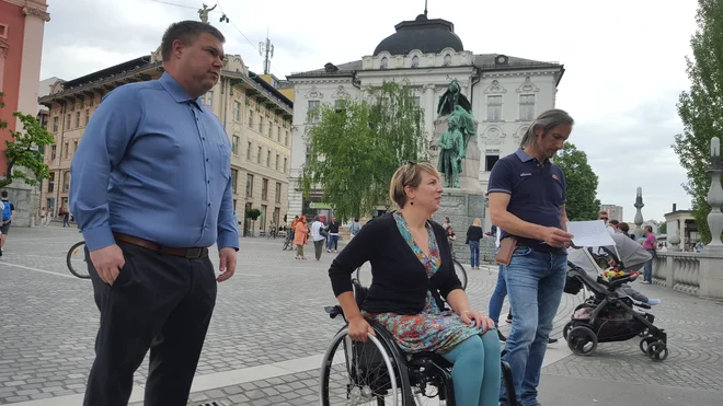 Organizatorji zbiranja podpisov začenjajo kampanjo za referendum o zakonu o vodah. FOTO: Borut Tavčar/Delo