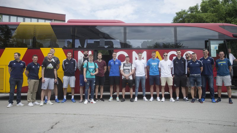 Fotografija: Člani slovenske reprezentance pred avtobusom, ki jih je iz Ljubljane prepeljal v Zreče. FOTO: Jure Eržen/Delo