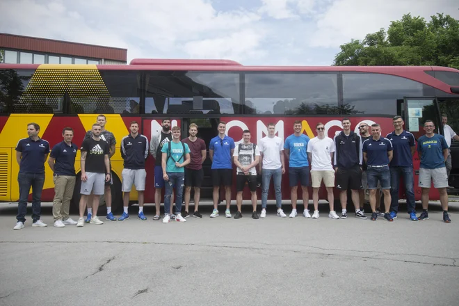 Člani slovenske reprezentance pred avtobusom, ki jih je iz Ljubljane prepeljal v Zreče. FOTO: Jure Eržen/Delo