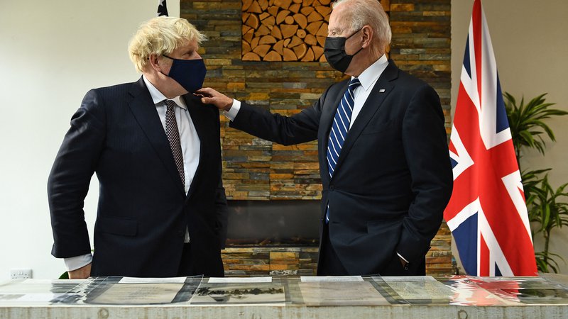 Fotografija: Ameriški predsednik Joe Biden je prvi dan obiska v Združenem kraljestvu izkoristil za dvostranske pogovore z britanskim premierom Borisom ­Johnsonom. FOTO: Brendan Smialowski/AFP