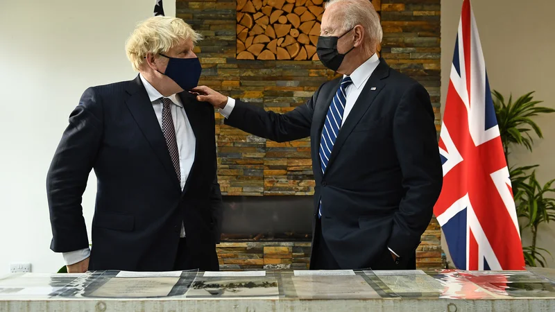 Fotografija: Ameriški predsednik Joe Biden je prvi dan obiska v Združenem kraljestvu izkoristil za dvostranske pogovore z britanskim premierom Borisom Johnsonom. FOTO: Brendan Smialowski/AFP