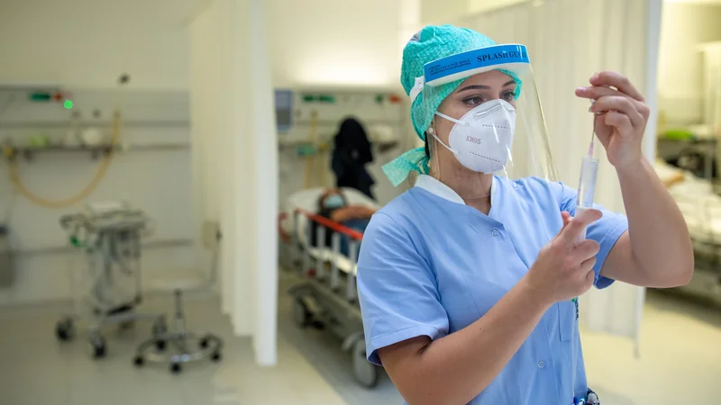 Fotografija: V Sloveniji še naprej vlada epidemija. FOTO: Voranc Vogel