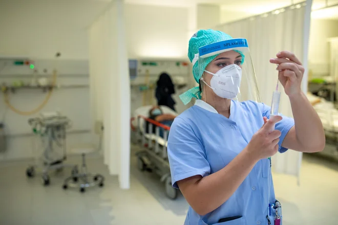 V Sloveniji še naprej vlada epidemija. FOTO: Voranc Vogel