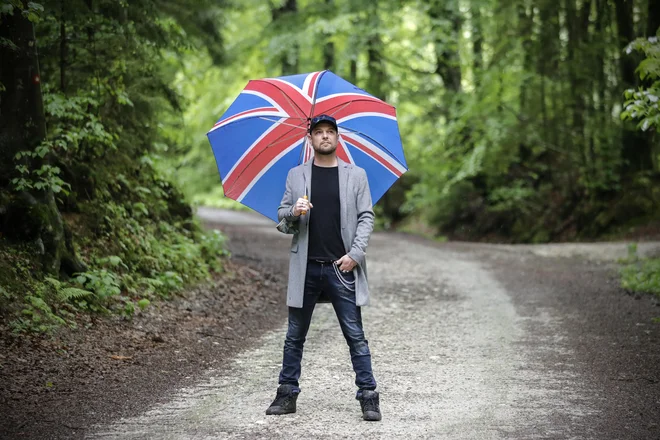 Tomi meni, da se mora ta svet oprati, prevetriti, postati manj hektičen in se umiriti, kot da nastaja nekakšna stoletna pomlad. FOTO: Uroš Hočevar/Delo