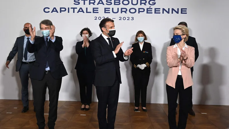 Fotografija: Konferenca o prihodnosti Evropske unije: v ospredju (z leve) predsednik evropskega parlamenta David Sassoli, francoski predsednik Emmanuel Macron in predsednica evropske komisije Ursula von der Leyen. FOTO: Frederick Florin/AFP