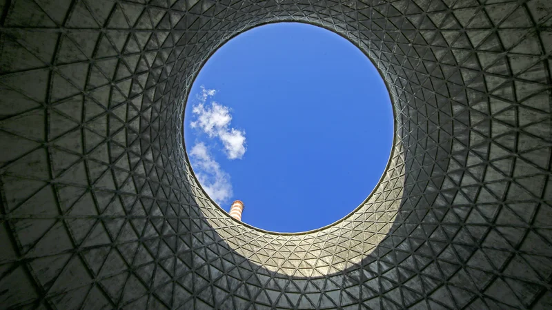 Fotografija: Časovna omejitev proizvodnje električne energije v Tešu povezana s (previsoko) ceno kuponov CO2. FOTO: Jože Suhadolnik/Delo