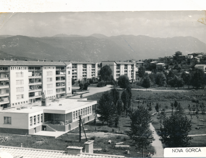 Ravnikarjevi bloki so bili zaradi skrbno zasnovanih fasad, detajlov in udobnih stanovanj ter kakovostne avtorske izpeljave odklon od tedaj predpisanih normativov. FOTO: hrani Goriški muzej