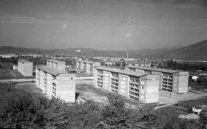 Ravnikarjevi bloki imajo tudi zelo veliko simbolno vrednost za ljudi goriškega prostora, saj so bile to prve stavbe novozgrajenega mesta. FOTO: Vlastja Simončič, hrani Muzej novejše zgodovine Slovenije