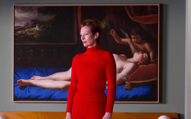 Otvoritveni film: Tilda Swinton v medkoronski Almodóvarjevi miniaturi <em>Človeški glas</em> pokaže vse barve igralkine moči in ranljivosti. Foto promocijsko gradivo