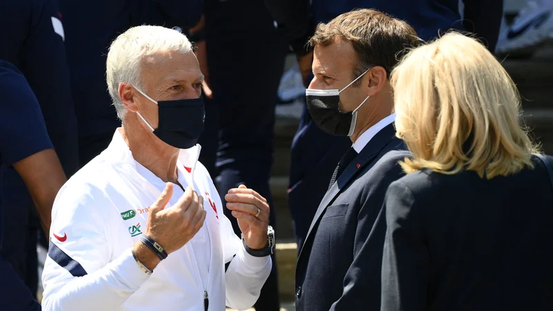 Fotografija: Emmanuel Macron je v Clairefontaine prišel skupaj z ženo Brigitte. Na fotografiji med pogovorom s selektorjem Didierjem Deschampsom. FOTO: Franck Fife/AFP