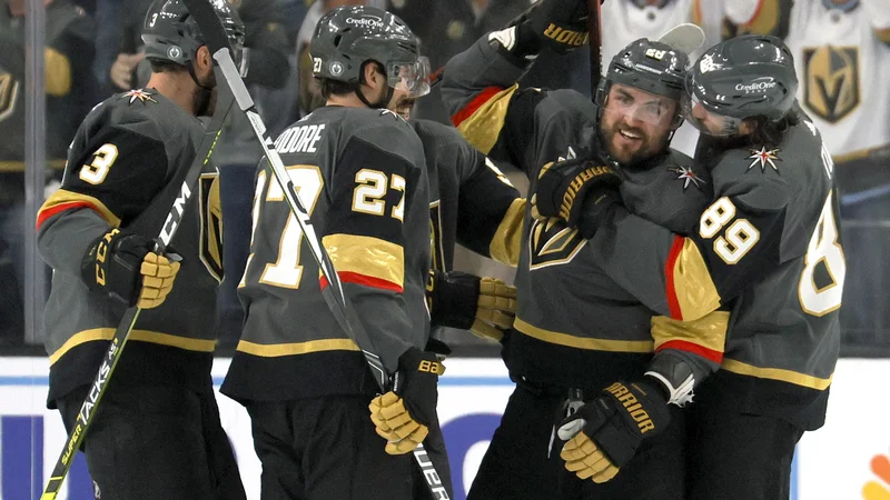 Fotografija: Veselju ob uvrstitvi v polfinale med hokejisti Vegasa ni bilo mkonca. FOTO: Ethan Miller/AFP