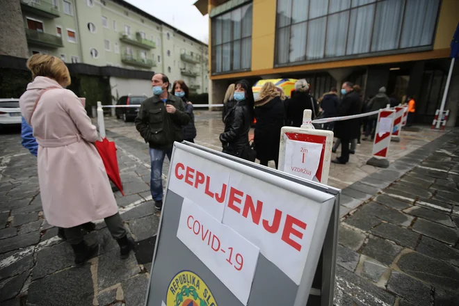 Brez naročanja se lahko cepi vsak, ki si tega želi. FOTO: Leon Vidic/Delo