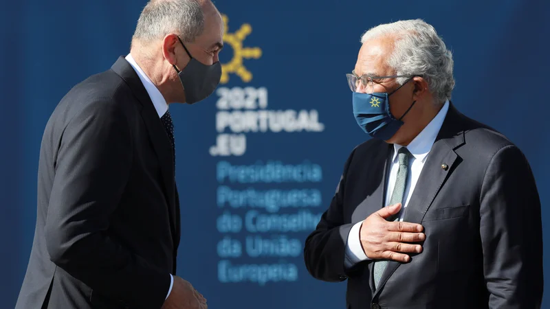 Fotografija: Slovenija bo od Portugalske prevzela predsedovanje svetu EU 1. julija. Na fotografiji predsednika vlade Janez Janša in António Costa. FOTO: Estela Silva/Reuters