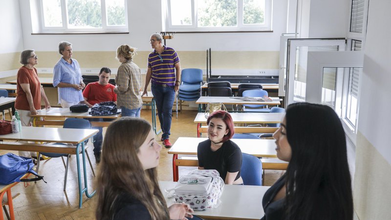 Fotografija: Tečaji slovenščine so potekali v učilnicah in tudi prek zooma.
FOTO: Voranc Vogel/Delo