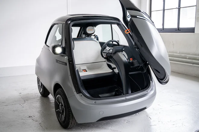 Švicarsko podjetje Micro naj bi prihodnje leto končno začelo izdelovati model microlino, ki z značilnimi vrati spredaj spominja na nekdanjo isseto.<br />
FOTO: Micro Mobility Systems