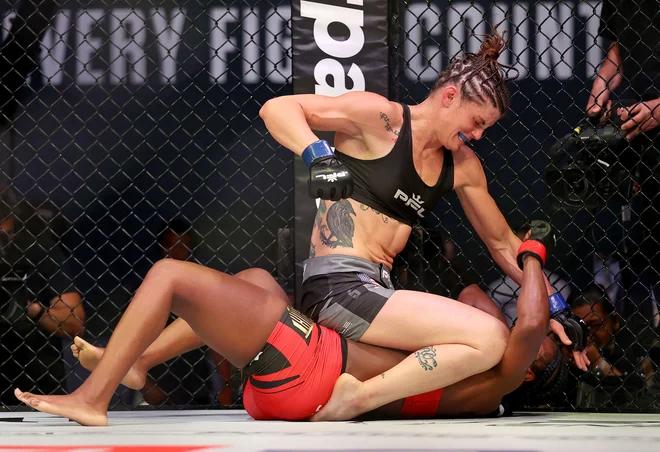Brittney Elkin (zgoraj) je bila po uvodnih dveh rundah v prednosti. FOTO: Elsa/AFP