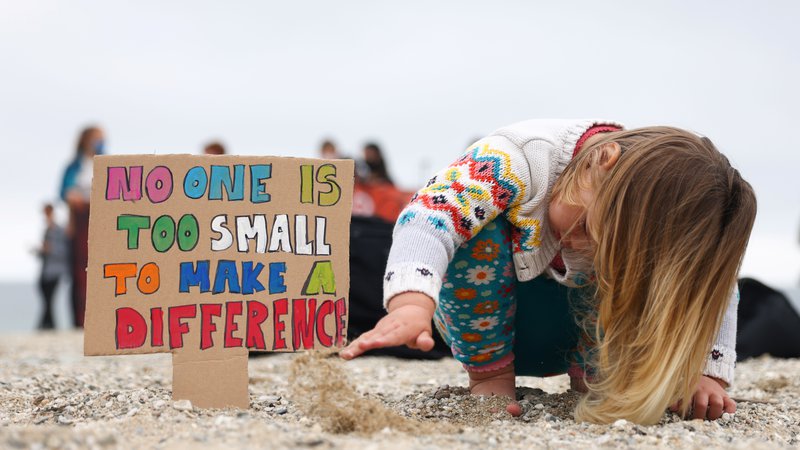 Fotografija: Na plaži Gyllyngvase v Falmouthu poteka protest, ki ga je organizirala aktivistična skupnost Cornwall Climate Youth Alliance v partnerstvu s Fridays for Future and Climate Live, ob današnjem začetku vrha G7 v Cornwallu v Veliki Britaniji. FOTO: Tom Nicholson/Reuters