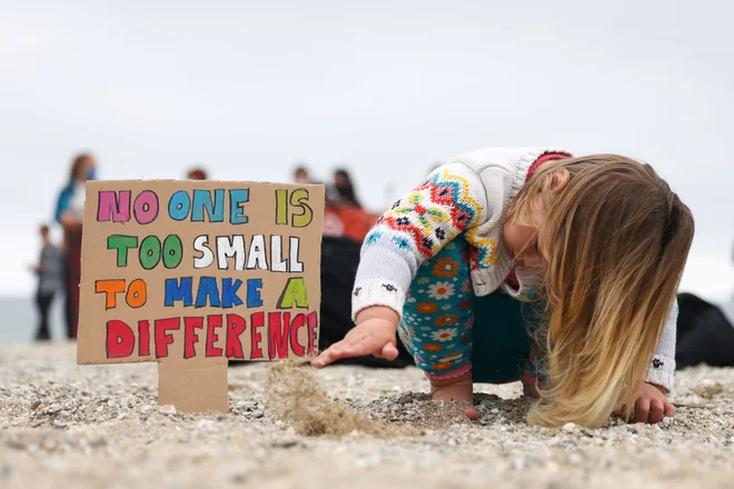 Na plaži Gyllyngvase v Falmouthu poteka protest, ki ga je organizirala aktivistična skupnost Cornwall Climate Youth Alliance v partnerstvu s Fridays for Future and Climate Live, ob današnjem začetku vrha G7 v Cornwallu v Veliki Britaniji. FOTO: Tom Nicholson/Reuters