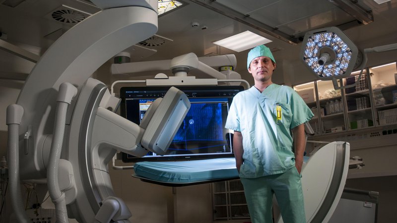 Fotografija: Z novim angiografom bodo v slovenjgraški bolnišnici lahko opravljali tudi najbolj zapletene, tako imenovane hibridne posege, pri katerih sodelujejo radiologi in kirurgi. FOTO: Uroš Zavodnik