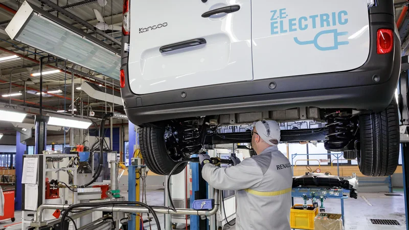 Fotografija: Ker želijo do leta 2025 izdelati 400.000 vozil letno, bo Renault ElectriCity največje središče za proizvodnjo električnih vozil v Evropi. FOTO: Olivier Martin Gambier
