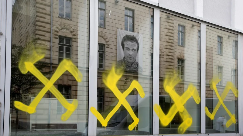 Fotografija: Kljukasti križi na pročelju ministrstva za kulturo v Ljubljani 10. junija 2021. FOTO: Matej Družnik/Delo