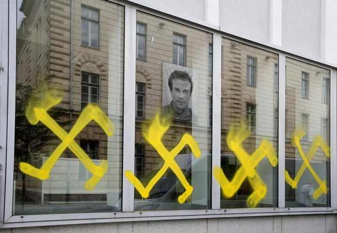 Kljukasti križi na pročelju ministrstva za kulturo v Ljubljani 10. junija 2021. FOTO: Matej Družnik/Delo
