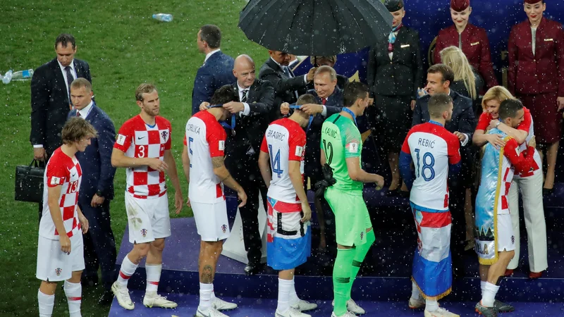 Fotografija: Nastopi reprezentance kažejo, kako se želi Hrvaška predstavljati kot narod. Leta 2018 se je zavihtela v finale mundiala. FOTO: Maksim Šemetov/Reuters