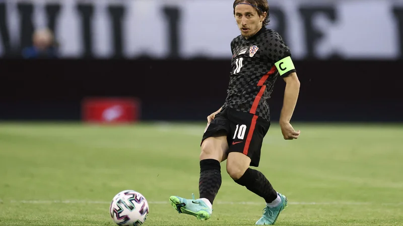 Fotografija: Luka Modrić se z rojaki vrača na Wembley, kjer je nekoč sodeloval pri eni najbolj nepozabnih zmag hrvaške reprezentance. FOTO: Kenzo Tribouillard/AFP