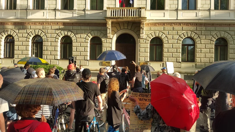 Fotografija: Protest kljub slabemu vremenu. FOTO: Borut Tavčar/Delo