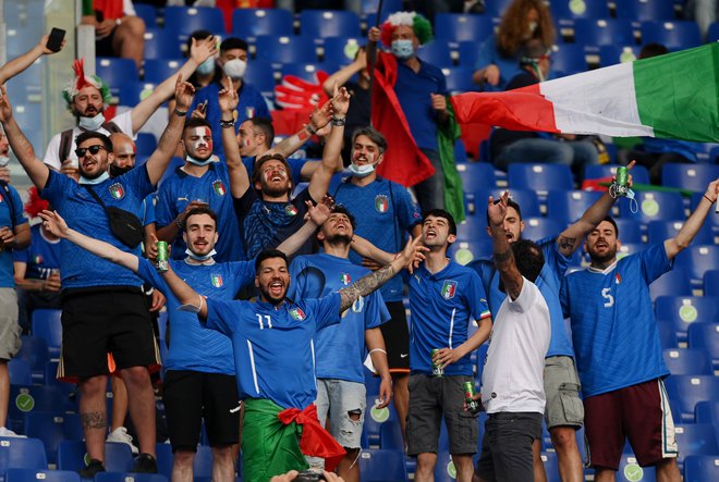 Italijanski navijači so bili navdušeni, ko so po primežu koronavirusa dočakali otvoritveno tekmo EP v nogometu. FOTO: Mike Hewitt/Reuters