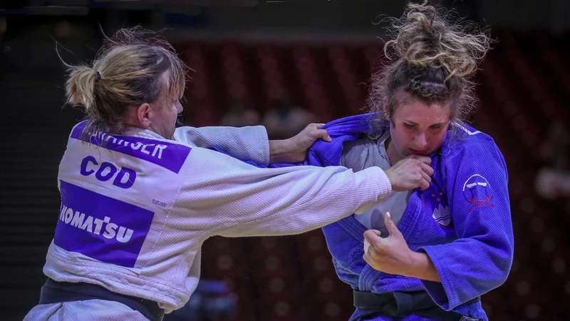 Fotografija: Patricija Brolih (desno) je v uvodnem dvoboju ugnala Marie Branser iz Demokratične republike Kongo. FOTO: Marina Mayorova/IJF