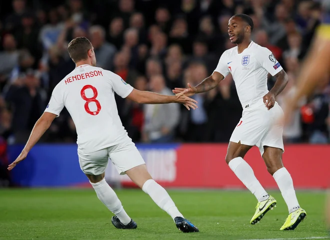 Raheem Sterling (desno) in Jordan Henderson proslavljata zadetek na tekmi s Kosovom v Southamptonu. FOTO: David Klein/Reuters