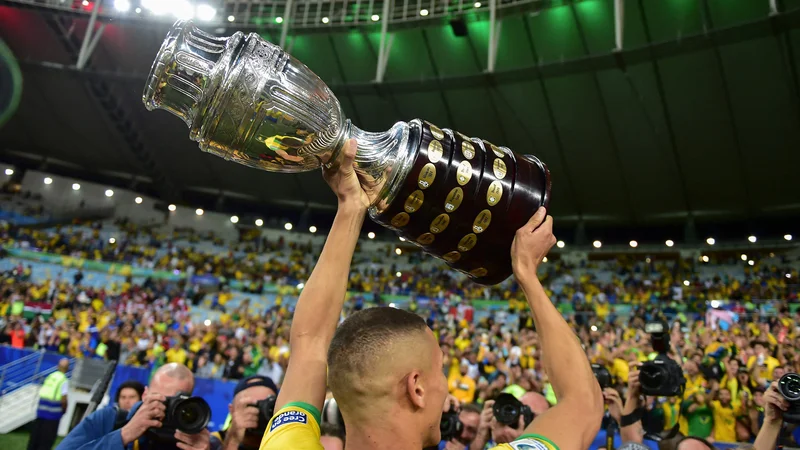 Fotografija: Napadalec brazilske reprezentance Richarlison pozdravlja navijače po zmagi na zadnjem prvenstvu, ki je ravno tako potekalo v Braziliji. FOTO: Luis Acosta/AFP