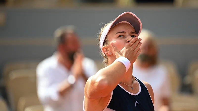 Fotografija: Barbora Krejčikova proslavlja po zmagi nad Pavljučenkovo. FOTO: Christophe Archambault/AFP