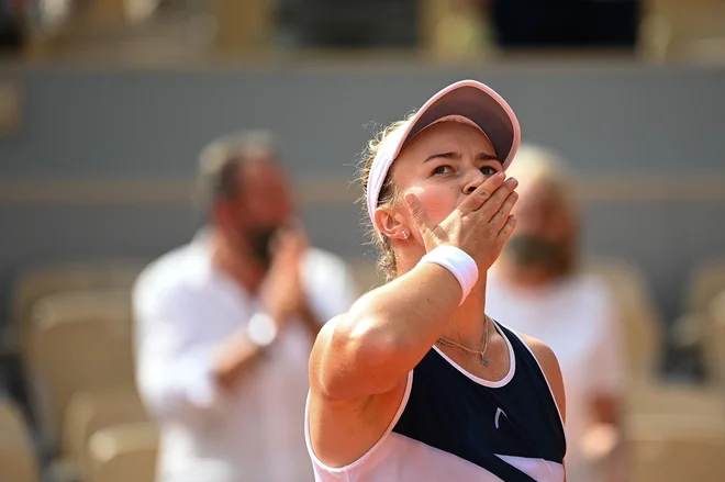 Barbora Krejčikova proslavlja po zmagi nad Pavljučenkovo. FOTO: Christophe Archambault/AFP