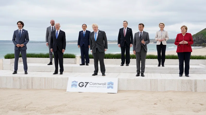 Fotografija: Voditelji članic in gostij G7 na skupinski fotografiji v Carbis Bayu. Foto Pool Reuters