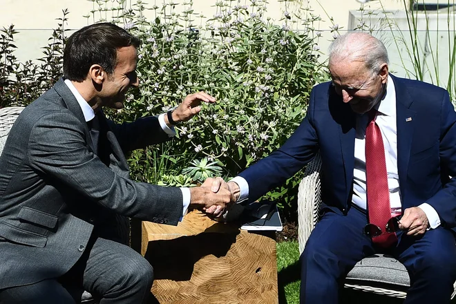 Francoski predsednik Emmanuel Macron je videti še posebej navdušen nad multinacionalno diplomacijo ameriškega kolega Joeja Bidna. Foto Brendan Smialowski Afp