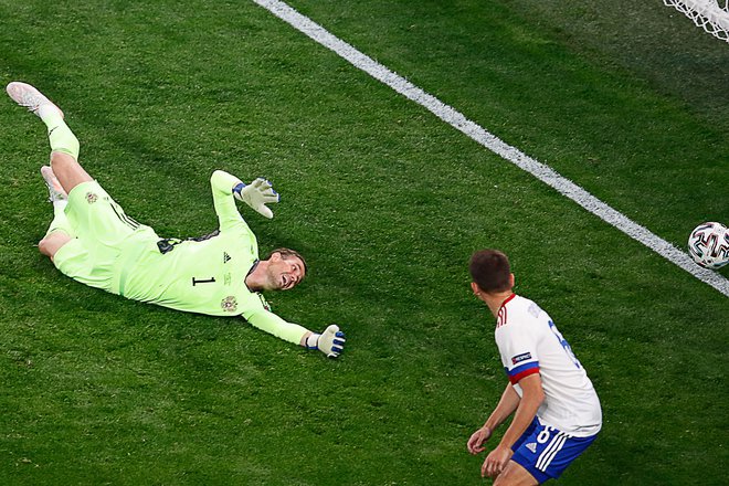 Ruski vratar Anton Šunin je moral trikrat po žogo v svojo mrežo. FOTO: Anton Vaganov/AFP