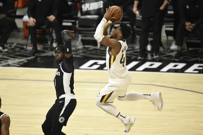 Najboljši Utahov strelec Donovan Mitchell (desno) je končnico tekme zaradi lažje poškodbe tekme spremljal z rezervne klopi. FOTO: Kelvin Kuo/Usa Today Sports