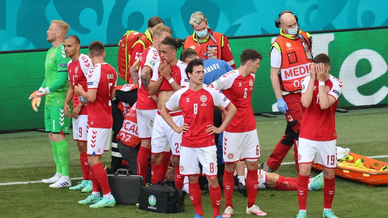 Fotografija: Hiter odziv nogometašev in zdravnikov je bilo ključno pri oživljanju nesrečenga danskega zvezdnika Christiana Eriksena. FOTO: Wolfgang Rattay/Reuters