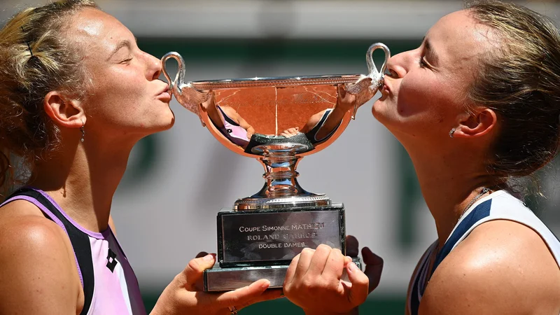 Fotografija: Češko slavje: Krejčikova in Katerina Siniakova sta poljubili pokal, Krejčikova že svojega drugega v nekaj urah. FOTO: Christophe Archambault/AFP