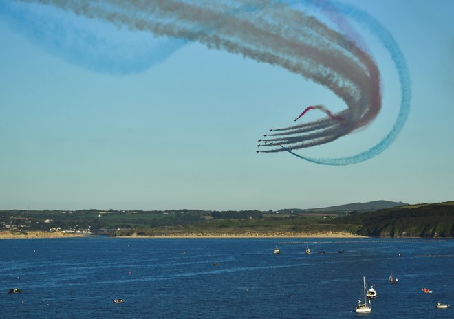 Nad Cornwallom so v času vrha poletela tudi letala akrobatske skupina Red Arrows. Foto: Dylan Martinez/Reuters