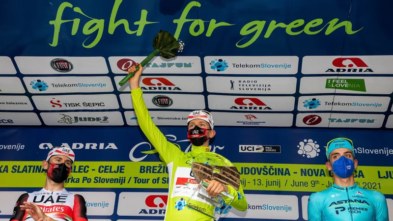 Fotografija: Tadej Pogačar (v sredini, levo Diego Ulissi, desno Matteo Sobrero) je svoji bogati zbirki lovorik dodal zeleno majico dirke po Sloveniji. To je bila njegova 25. zmaga v dveh letih in pol med profesionalci. FOTO: Vid Ponikvar/Sportida