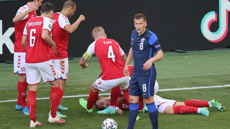 Fotografija: Danski zvezdnik Christian Eriksen se je v 43. minuti zgrudil kot pokošen. FOTO: Wolfgang Rattay/AFP