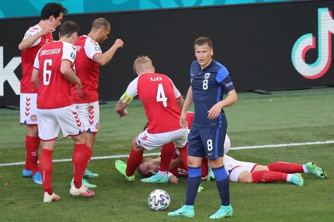 Danski zvezdnik Christian Eriksen se je v 43. minuti zgrudil kot pokošen. FOTO: Wolfgang Rattay/AFP