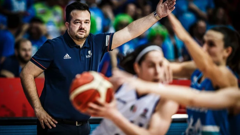 Fotografija: Damir Grgić (levo) z ekipo pripravljen čaka EP. FOTO: FIBA